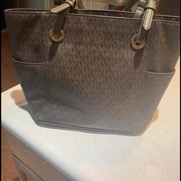 Sold - Picture 3 of 6